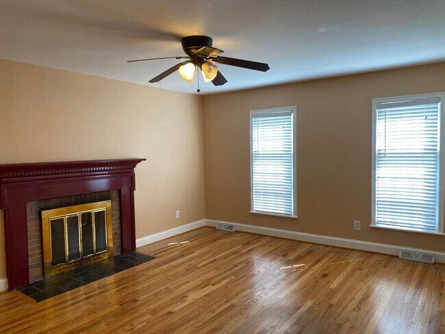 Building Photo - Spacious 4 Bedroom/3.5 Bathroom Single-Fam...