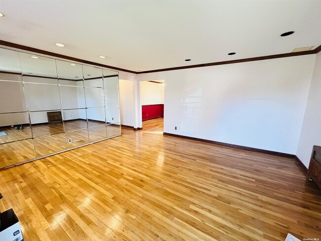 Building Photo - 143 Pollok Pl