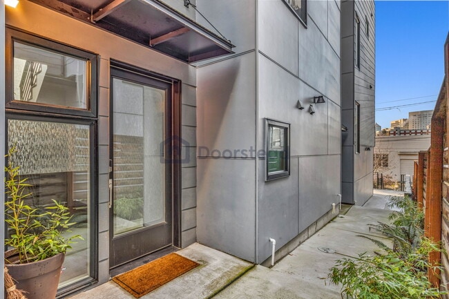Building Photo - 708 14th Ave