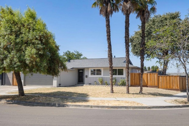 Building Photo - 480 Chinook Ln