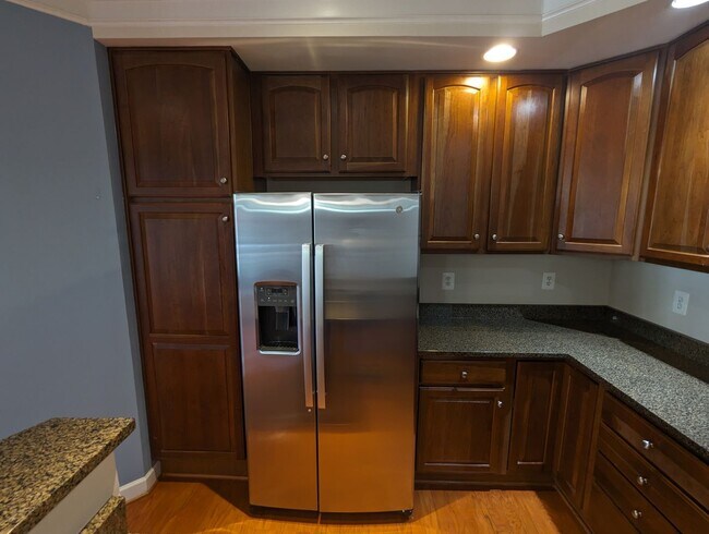 Foto del edificio - Two level condo in URBANA School District ...