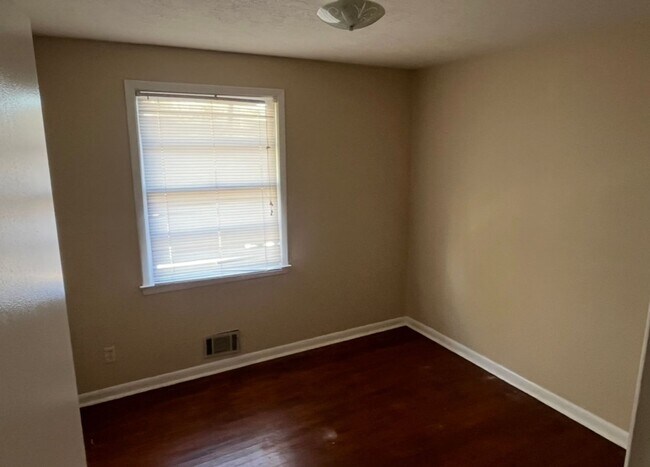 Foto del edificio - 3012 Pinewood Dr