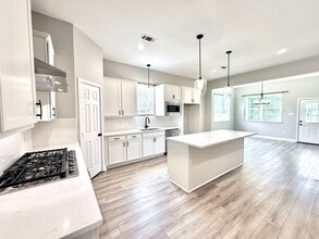 Building Photo - 10539 Durmast Dr