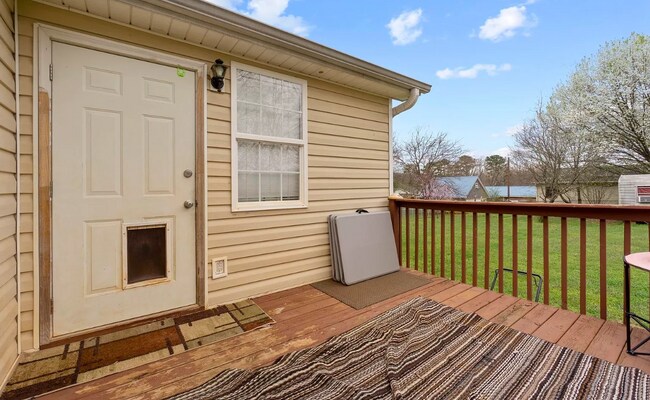 Foto del edificio - 121 Sulphur Springs Dr