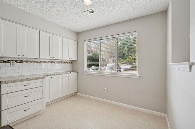 Building Photo - Now Available – 2 Bed / 1.5 Bath End Unit ...