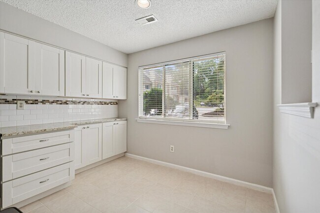 Foto del edificio - Now Available – 2 Bed / 1.5 Bath End Unit ...