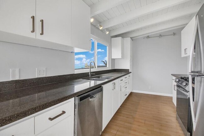 Building Photo - 315 27th St