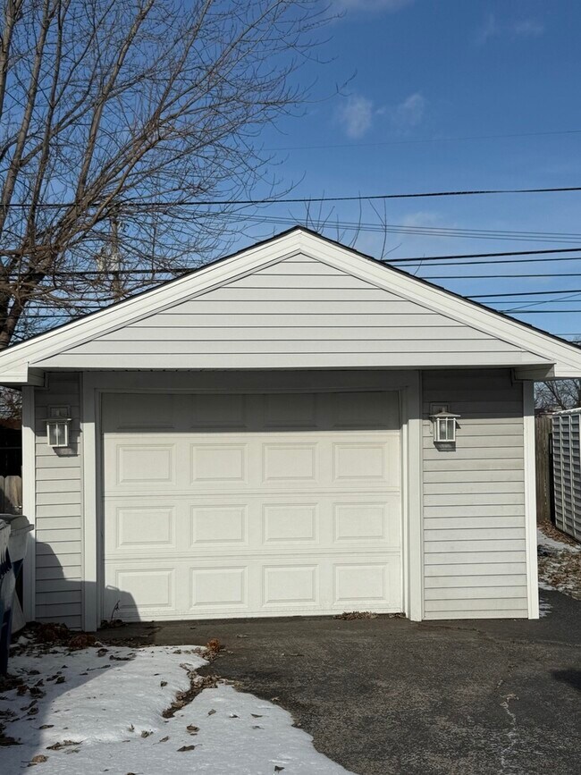 Building Photo - 9060 S Main St