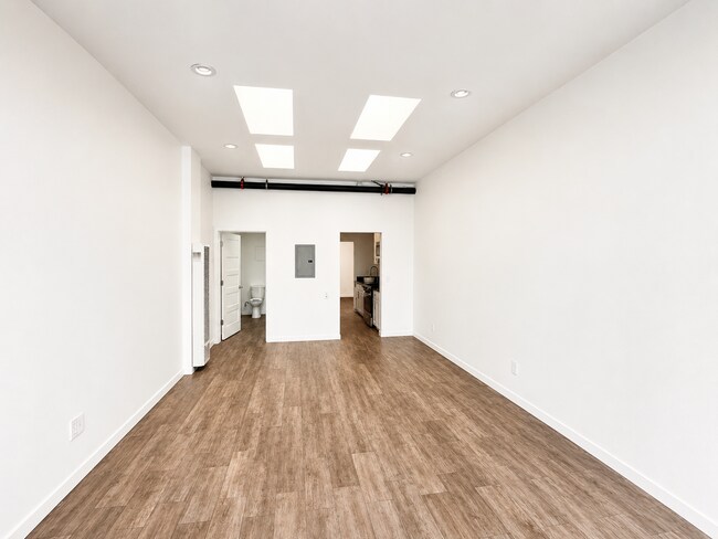 Building Photo - 646