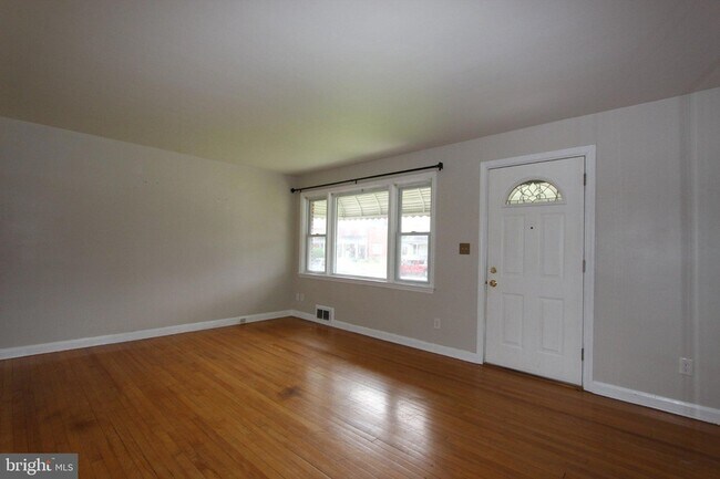 Building Photo - 1612 Sherwood Ave