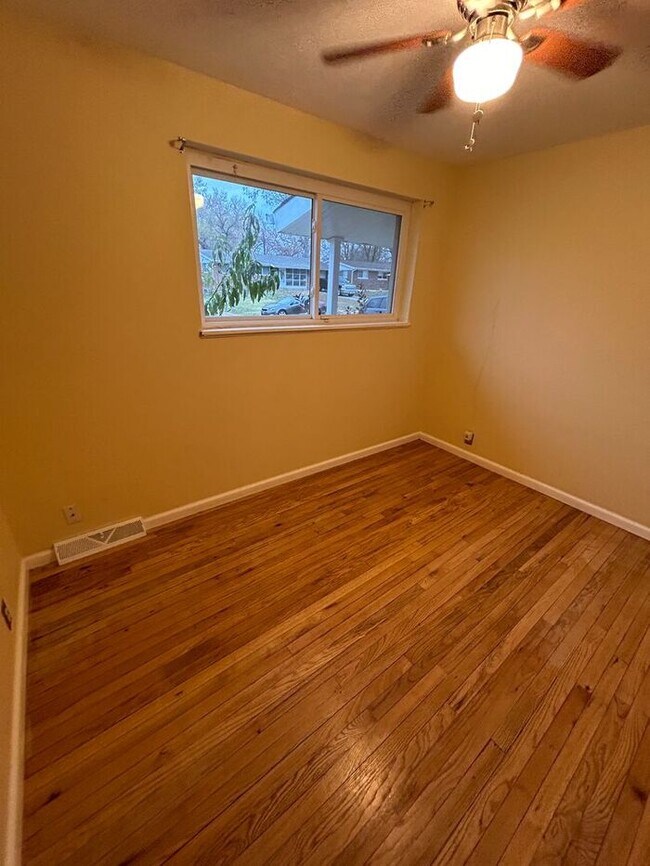 Foto del edificio - Charming 3-Bedroom Home with Fenced Backya...