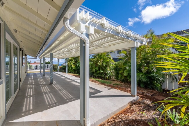 Building Photo - 2067 Laukahi St