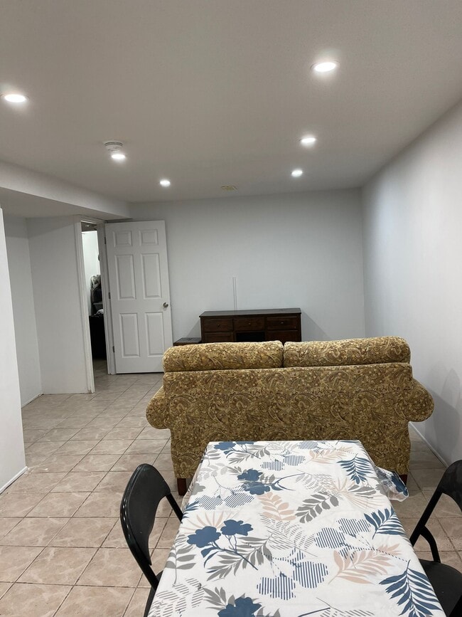 Building Photo - 415 Wendron Cres