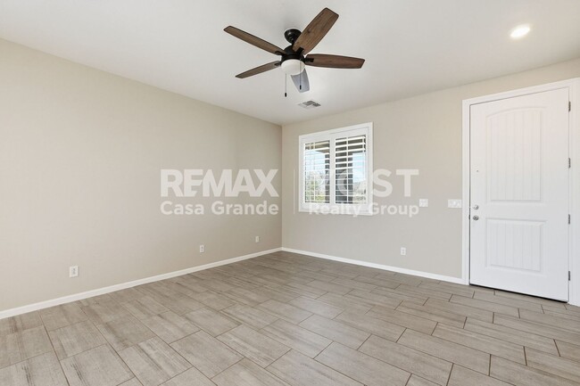 Foto del edificio - Modern Single-Level Home with Designer Finishes & Open Concept Living