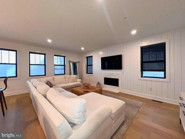 Building Photo - 986 Henry Ave