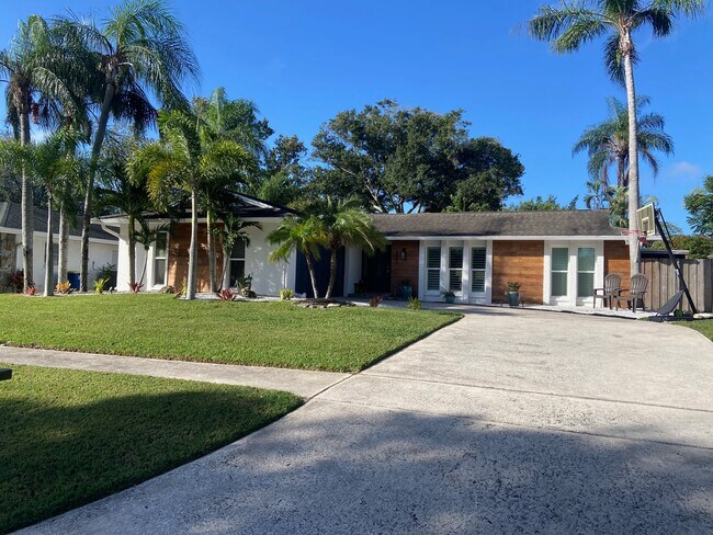 Building Photo - 3063 Diamond Head Dr E