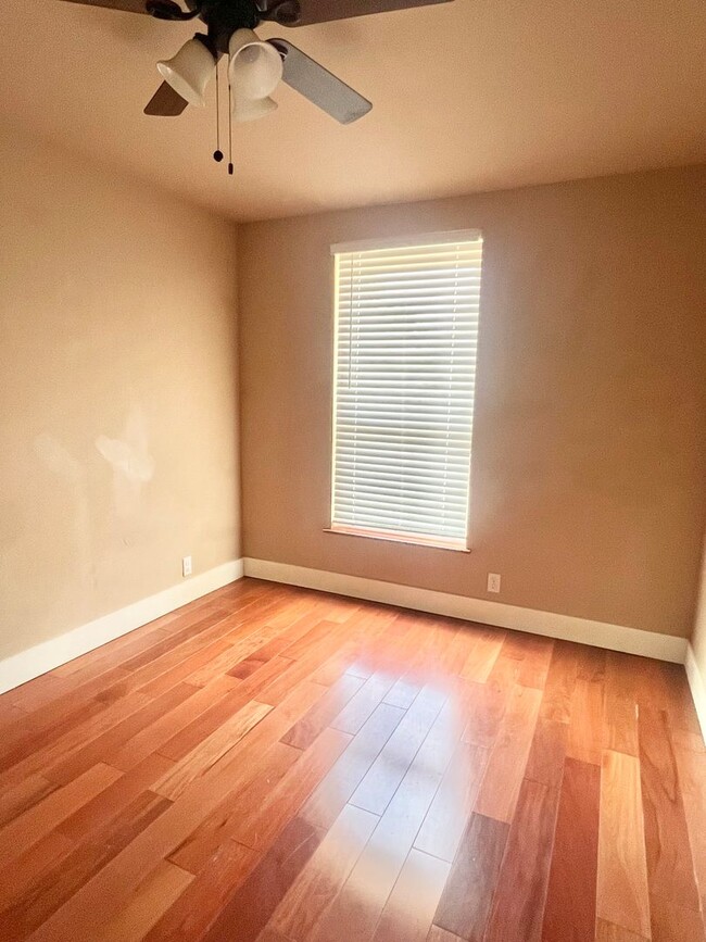 Foto del edificio - 2 Bedroom Home W/ Spacious Backyard!