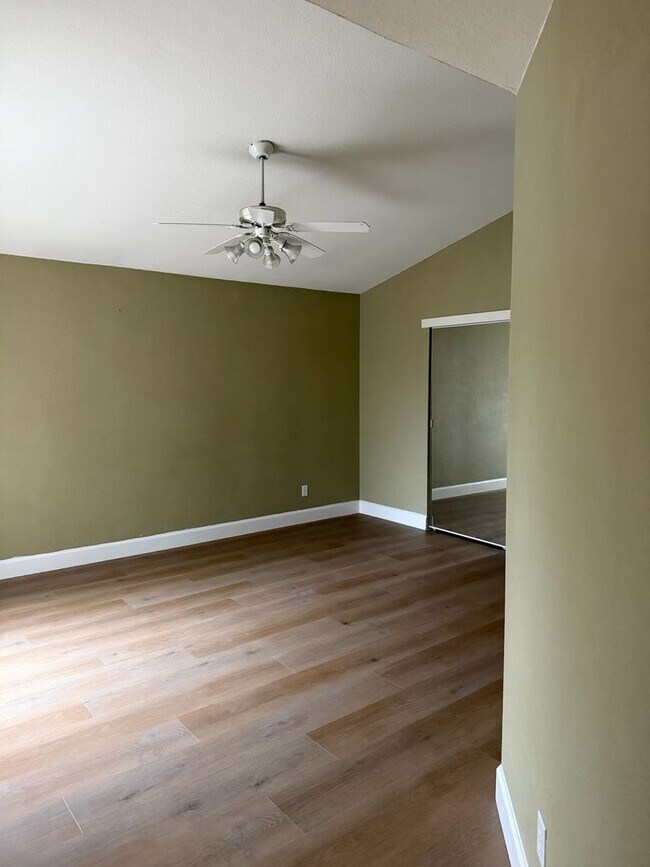 Foto del edificio - Wonderful Home 3bed/3bath in desirable gated community of Lakeside, Elk Grove