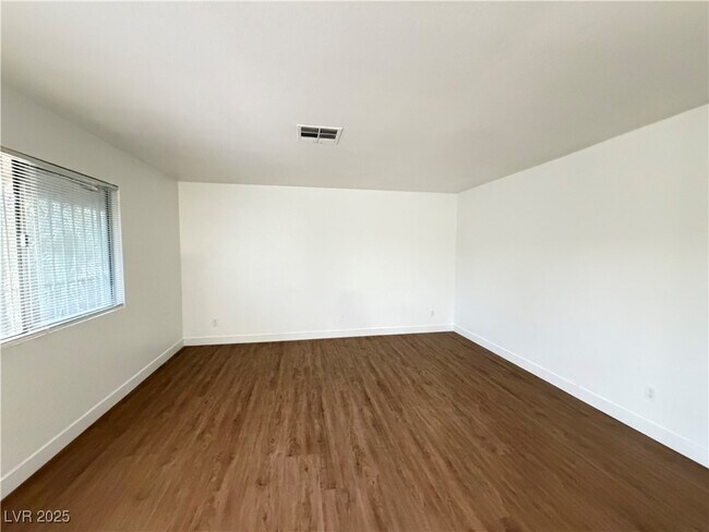 Foto del edificio - 4750 Thunderbolt Ave