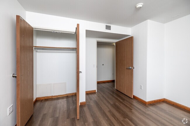 2 habitaciones, 2 baños - Primer dormitorio - Nemitz Hall