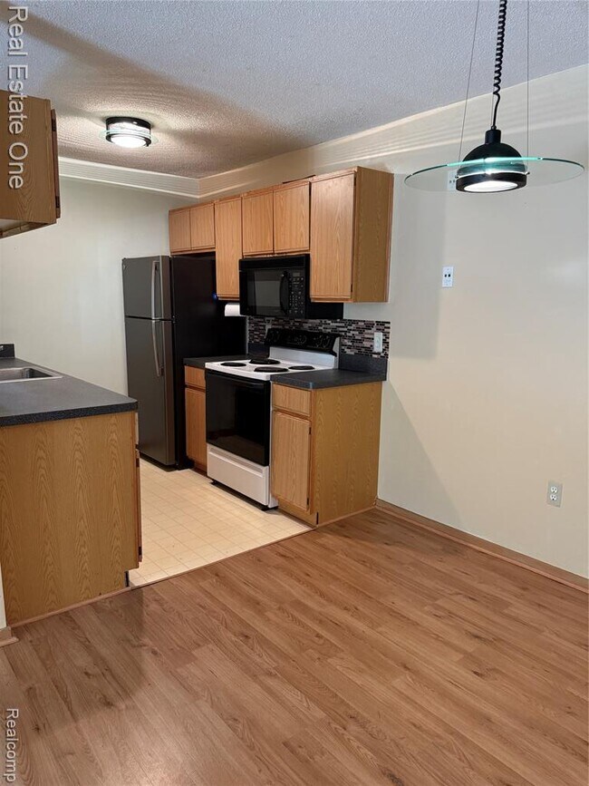 Foto del edificio - 24060 Middlebelt Rd