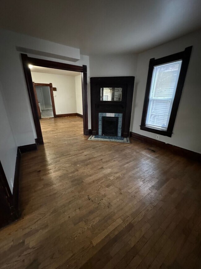Building Photo - Beautiful 3 Bedroom Victorian!