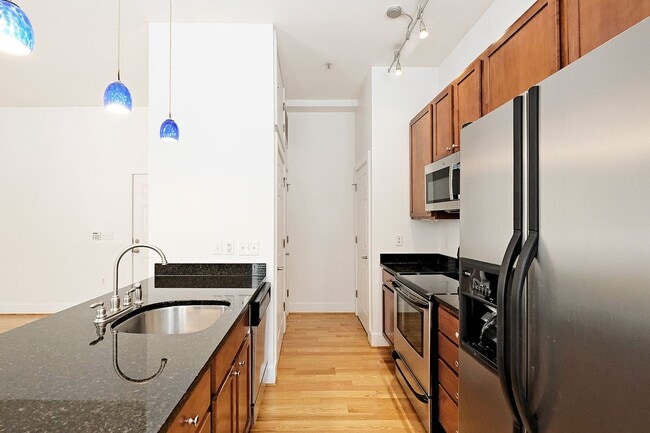 Building Photo - Highly Walkable Downtown Condo Near West Main St