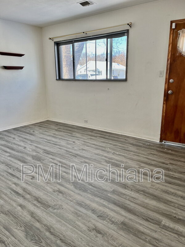 Building Photo - 909 W Donaldson Ave