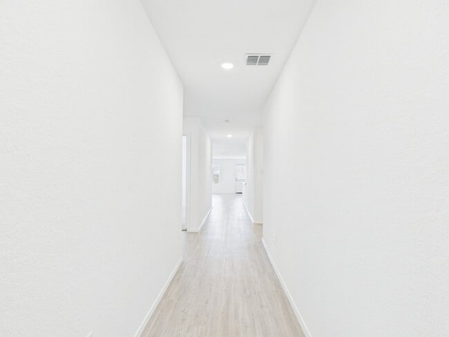 Building Photo - "Open-Concept Living in Fredericksburg"