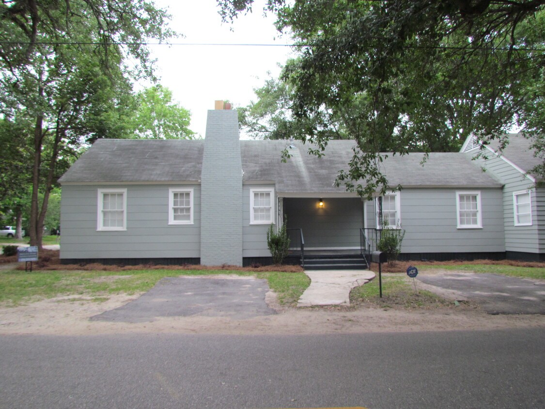 Corner lot with massive live oak! - 2056 Emogene St