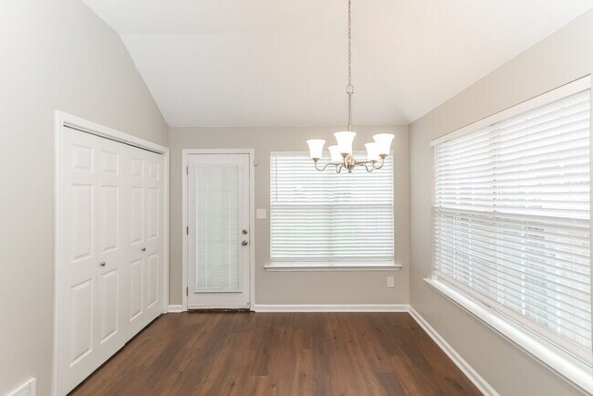Foto del edificio - 2775 Maggie Woods Pl
