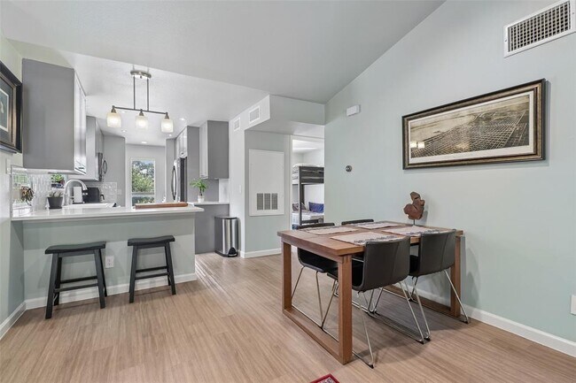 Foto del edificio - 2450 Wickersham Ln