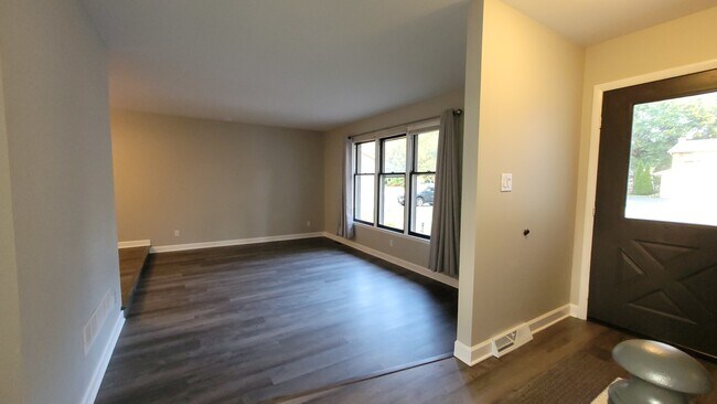 Building Photo - 685 Carriage Dr