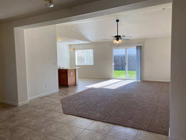 Building Photo - 3 bedroom 2 bath SE Tulare