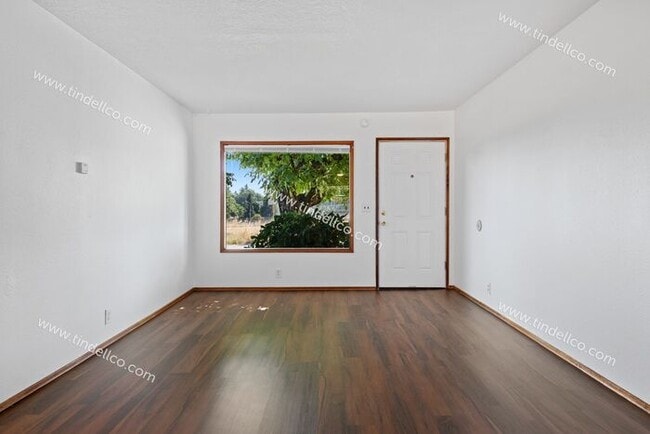 Building Photo - Charming 2-Bedroom Ranch with Garage & Fen...