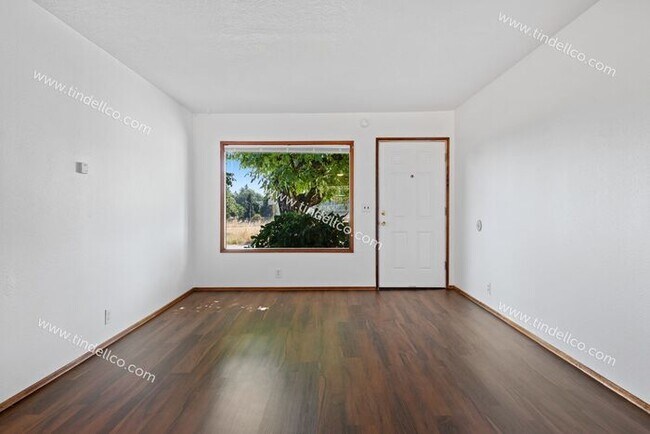 Foto del edificio - Charming 2-Bedroom Ranch with Garage & Fen...