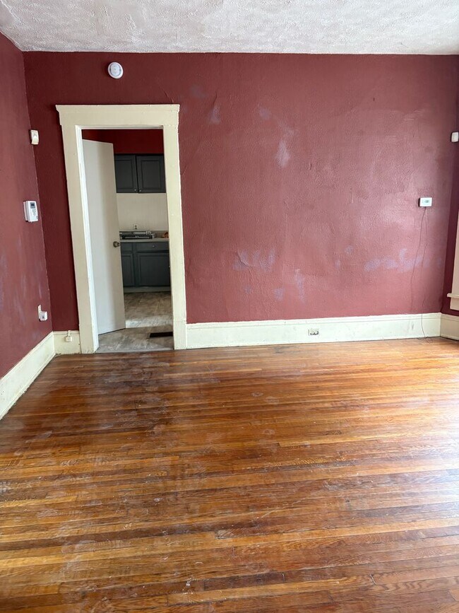 Building Photo - 3 Bedroom Single Family