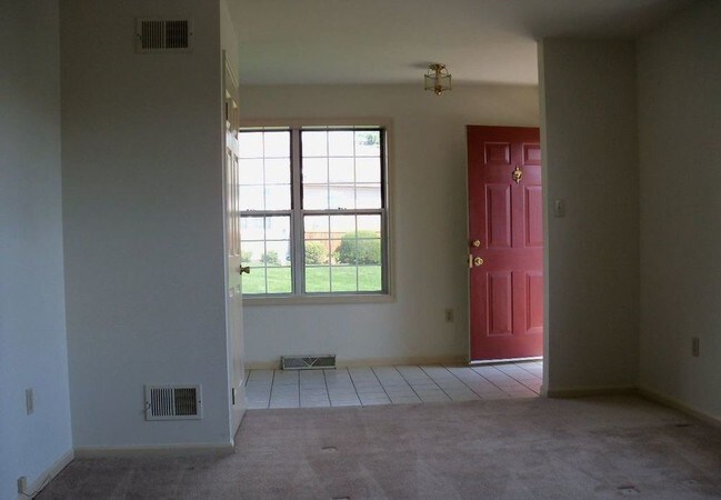 Building Photo - 3BR Townhouse - Hempfield
