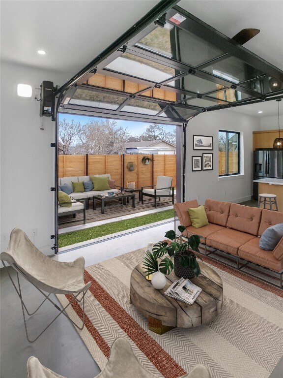 Foto del edificio - 6100 Walker Ln