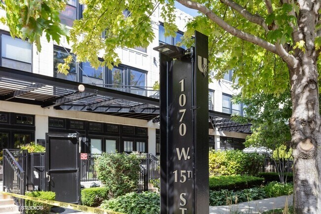 Foto del edificio - 1070 W 15th St