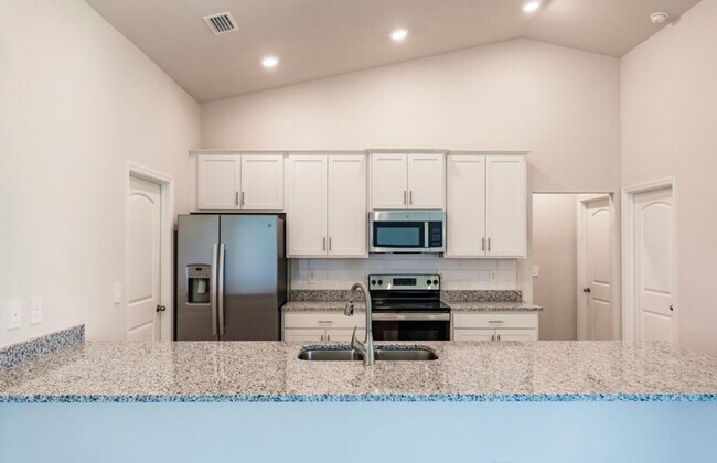 Foto del edificio - Coming Soon! Fenced 3 Bed, 2 Bath in Great Location in NE Cape Coral!