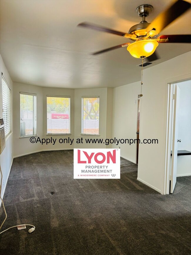 Building Photo - Charming 2/1 home in SUPER Mid-Town w/ *ad...