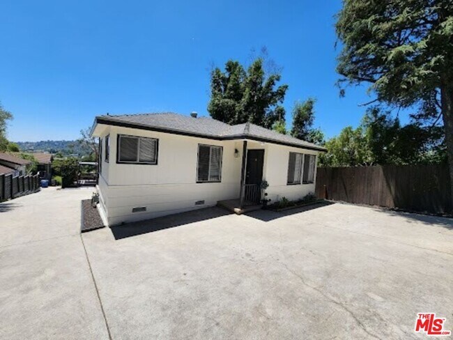 Building Photo - 4952 Coringa Dr