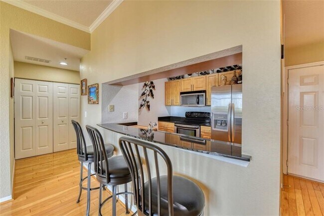 Foto del edificio - Annual UNfurnished 2/2 condo on top floor ...