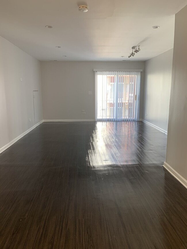 Building Photo - 1021 Des Plaines Ave