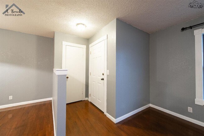 Building Photo - 501 W Texas Ave