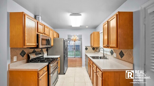 Foto del edificio - Lovely 4 BR/2.5 BA Split-level in Quite Ne...