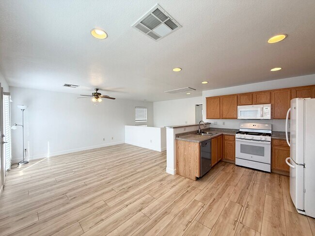 Building Photo - 2/BD 2.5/BA Home in Gated Community with M...