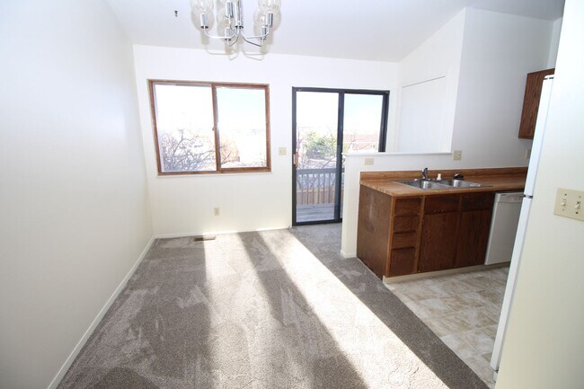 Building Photo - Adorable 2 bdrm 1 car garage town home
