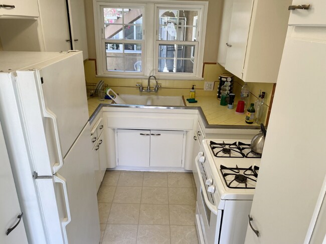 Building Photo - 404 Landfair Ave